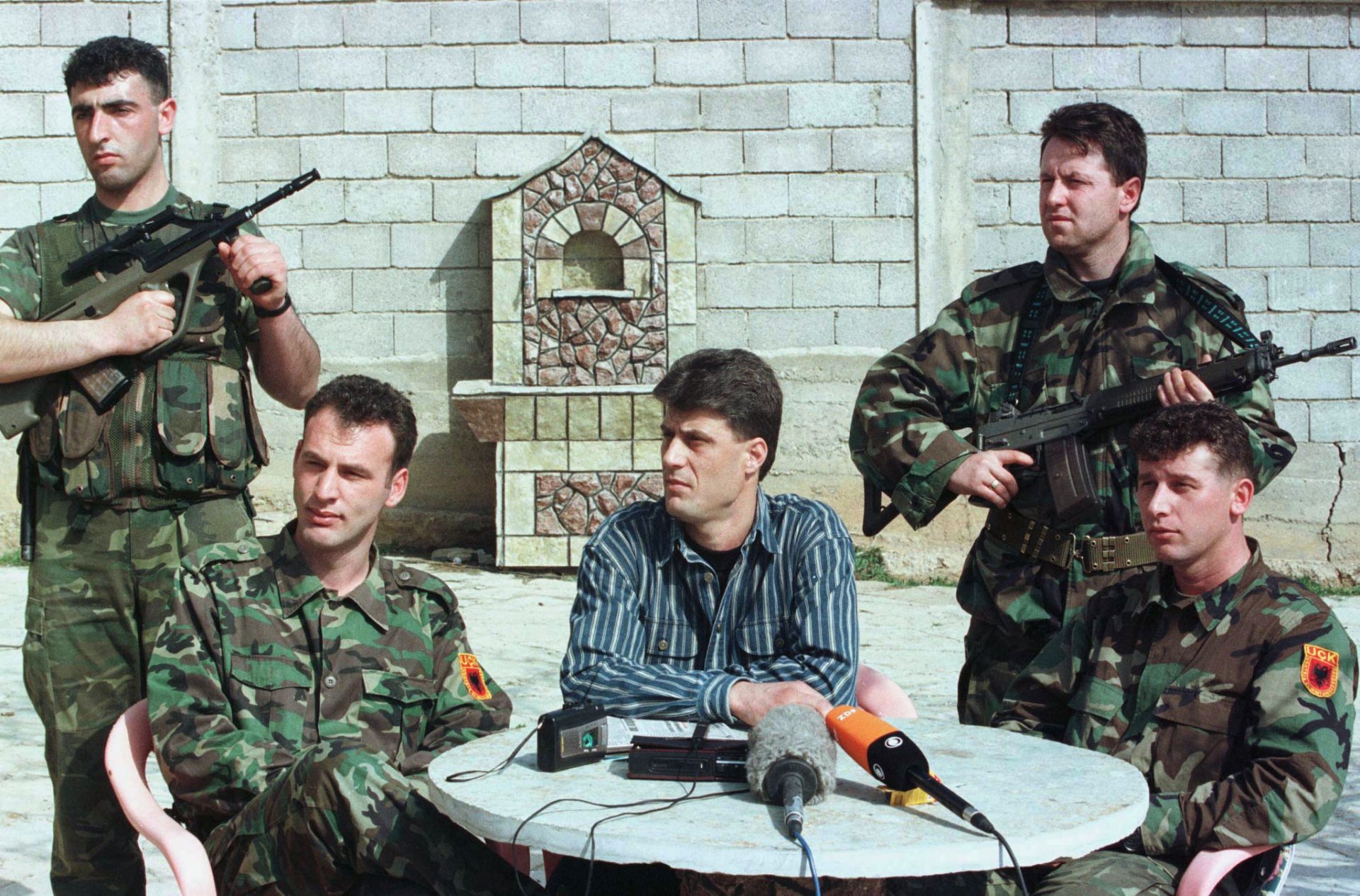 Припадници терористичке ОВК на конференцији за медије 1999. године у селу Драгобиље