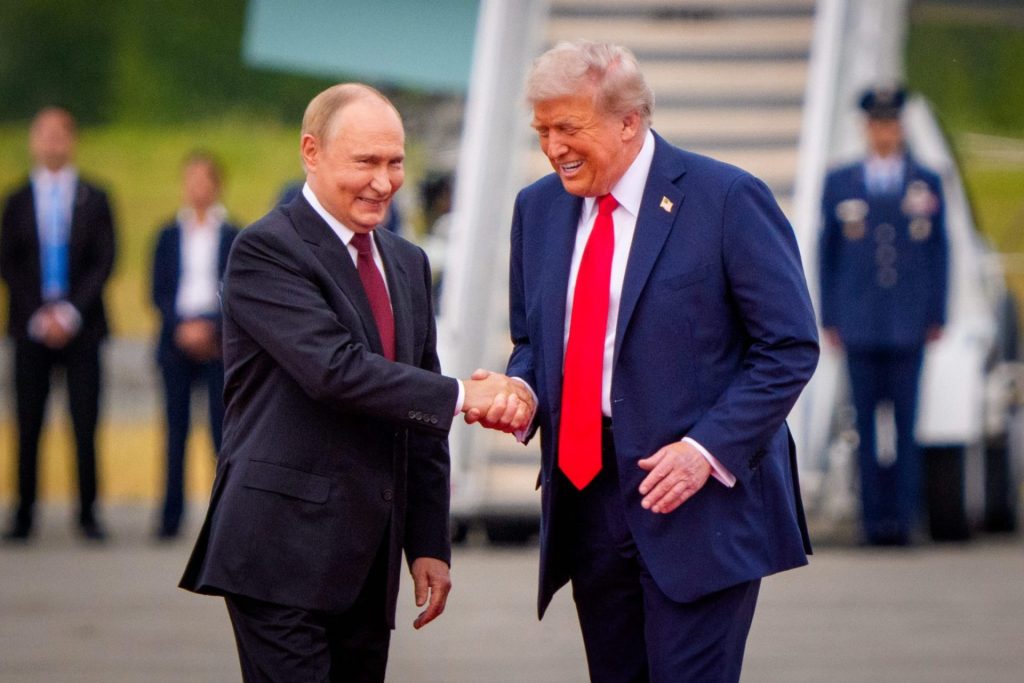 Владимир Путин и Доналд Трамп се рукују по доласку руског председника на Аљаску