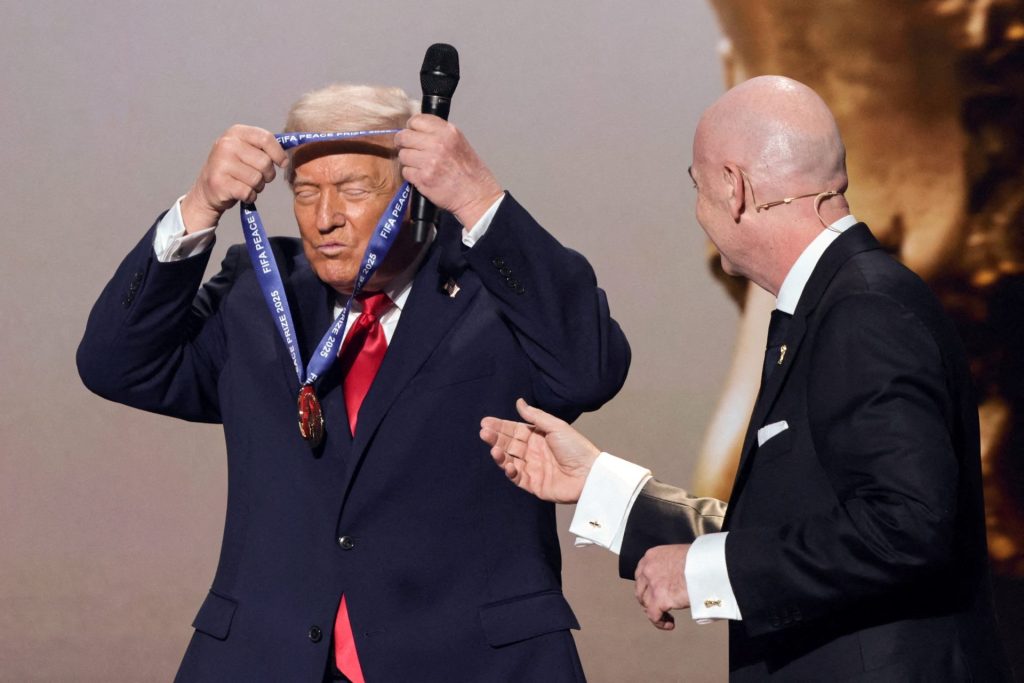 Доналд Трамп качи награду за мир коју му је доделила ФИФА