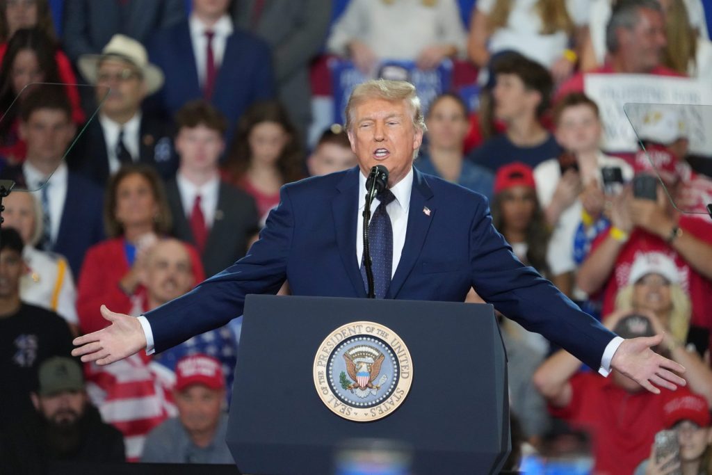 Доналд Трамп шири руке током једног од обраћања окупљеним присталицама