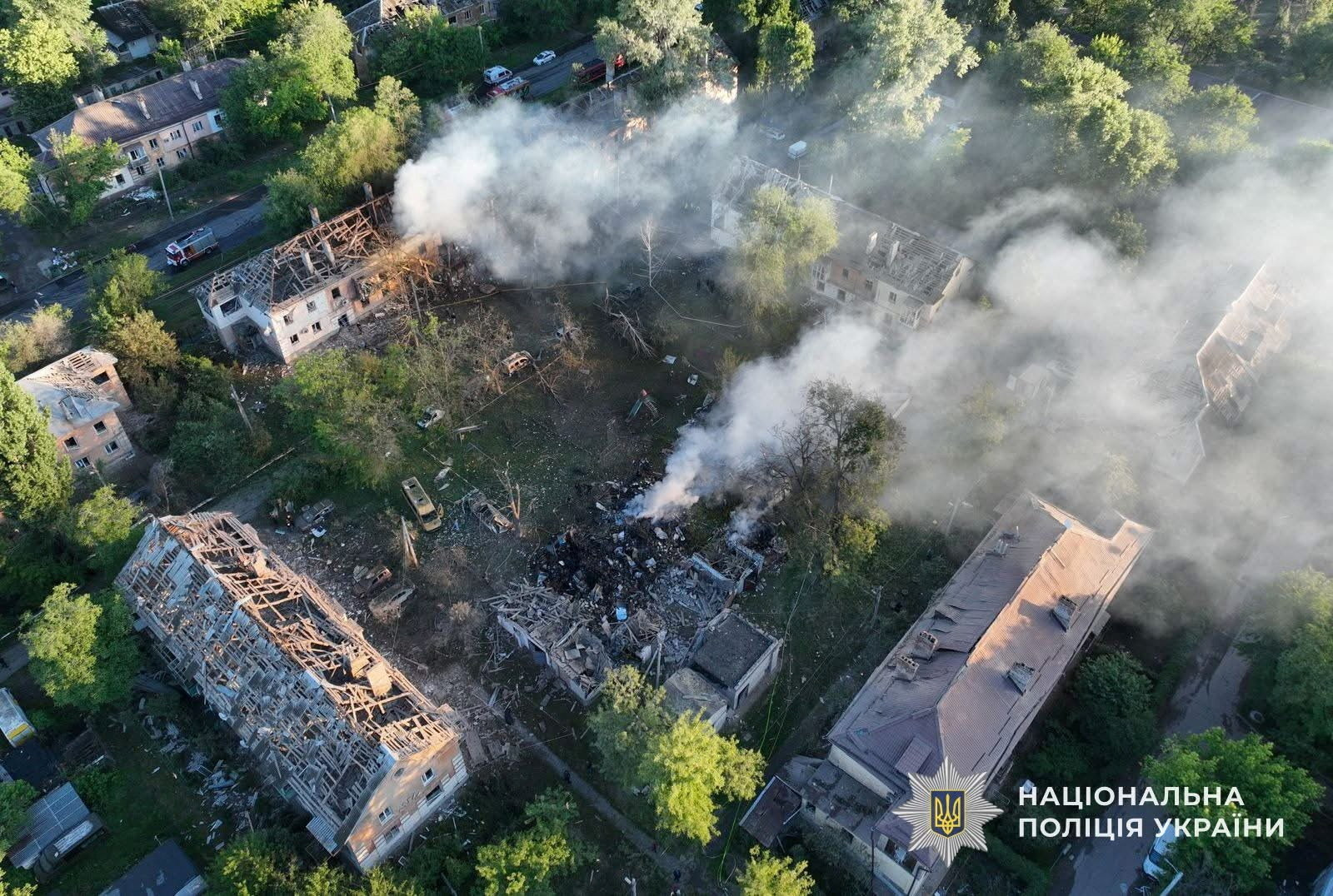 Украјина трпи разарања, што се види на месту руског напада ракетама и дроном у Дњепру