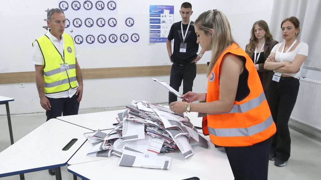 Чланови изборне комисије броје гласове током превремених парламентарних избора у Приштини
