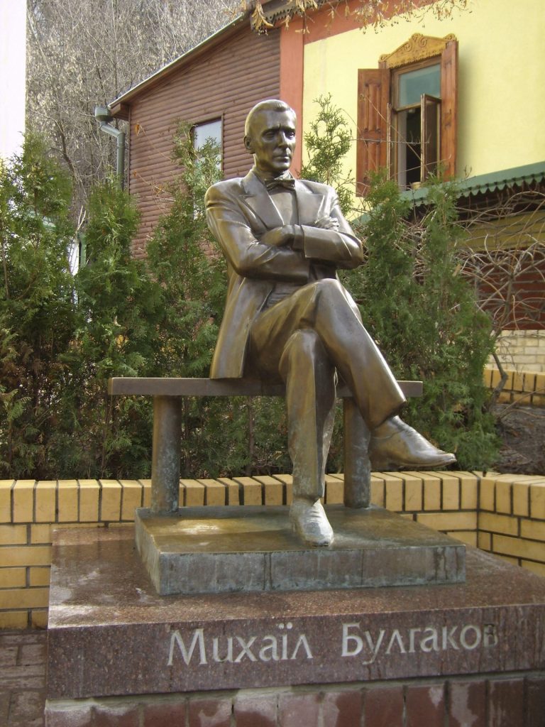 Споменик Михаилу Булгакову у Кијеву