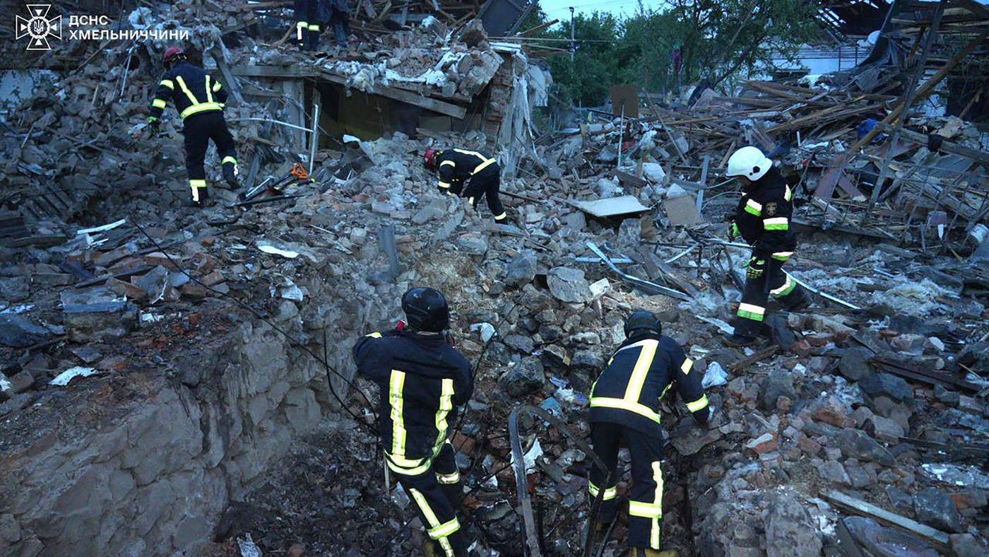 Спасиоци рашчишћавају рушевине после руског напада на регион Кијева