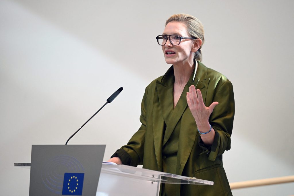 Кејт Бланчет гестикулира док држи говор у Европском парламенту
