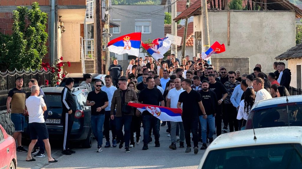 Срби у нашој јужној покрајини на биралишта кренули са заставама