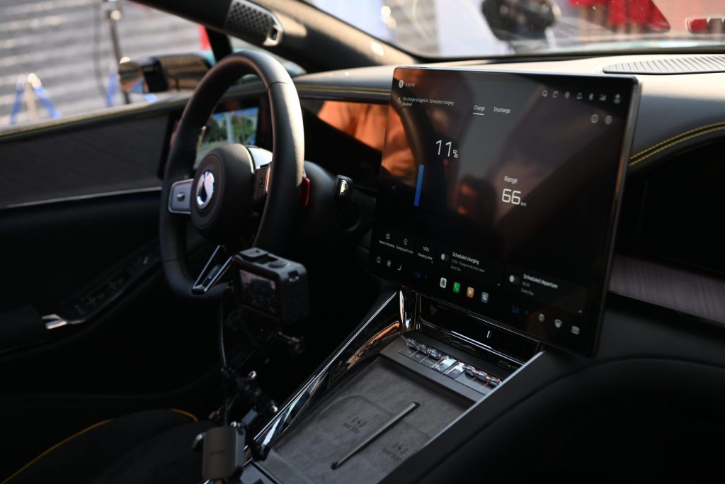 Унутрашњост аутомобила BYD Denza Z9 GT приказаног у Београду