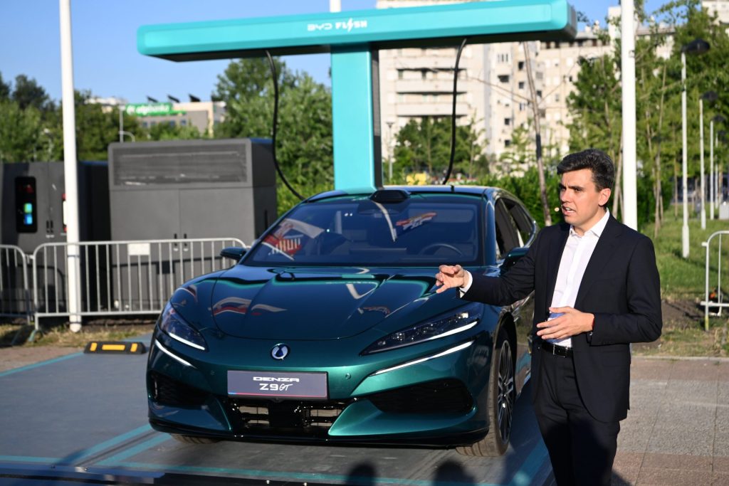 Дијего Парески говори у Београду о аутомобилу BYD Denza Z9 GT који се налази у позадини