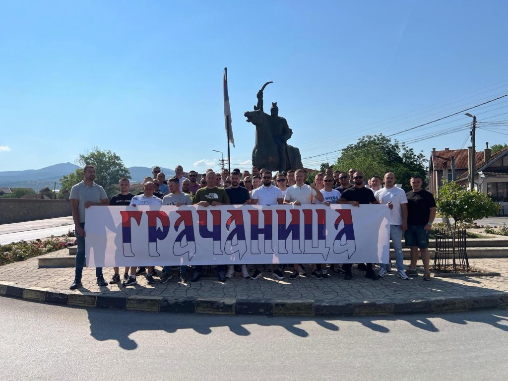 Група мештана из Грачанице и околних места сликала се јутрос са транспарентом, испред споменика, пред полазак у Београд