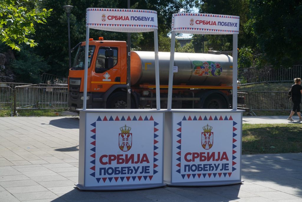 Припреме за скуп Србија једна породица, уз слоган владајуће коалиције у Србији - Србија побеђује