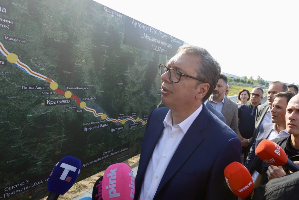 Александар Вучић гледа у мапу Моравског коридора током отварања деонице ауто-пута од Адрана до Прељине
