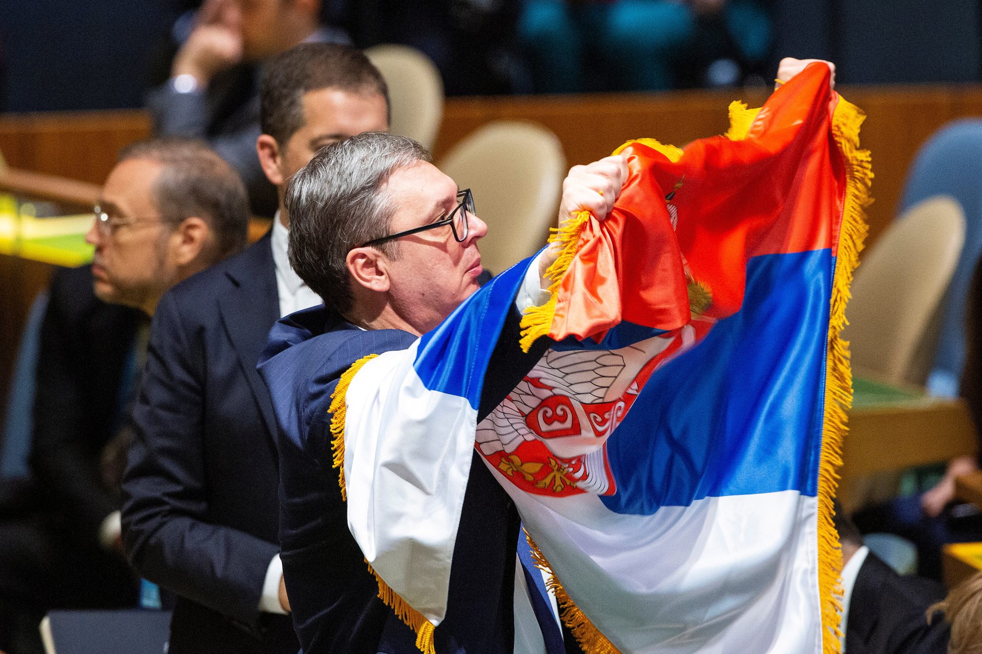 Председник Србије Александар Вучић показује заставу Србије на Генералној скупштини Уједињених нација