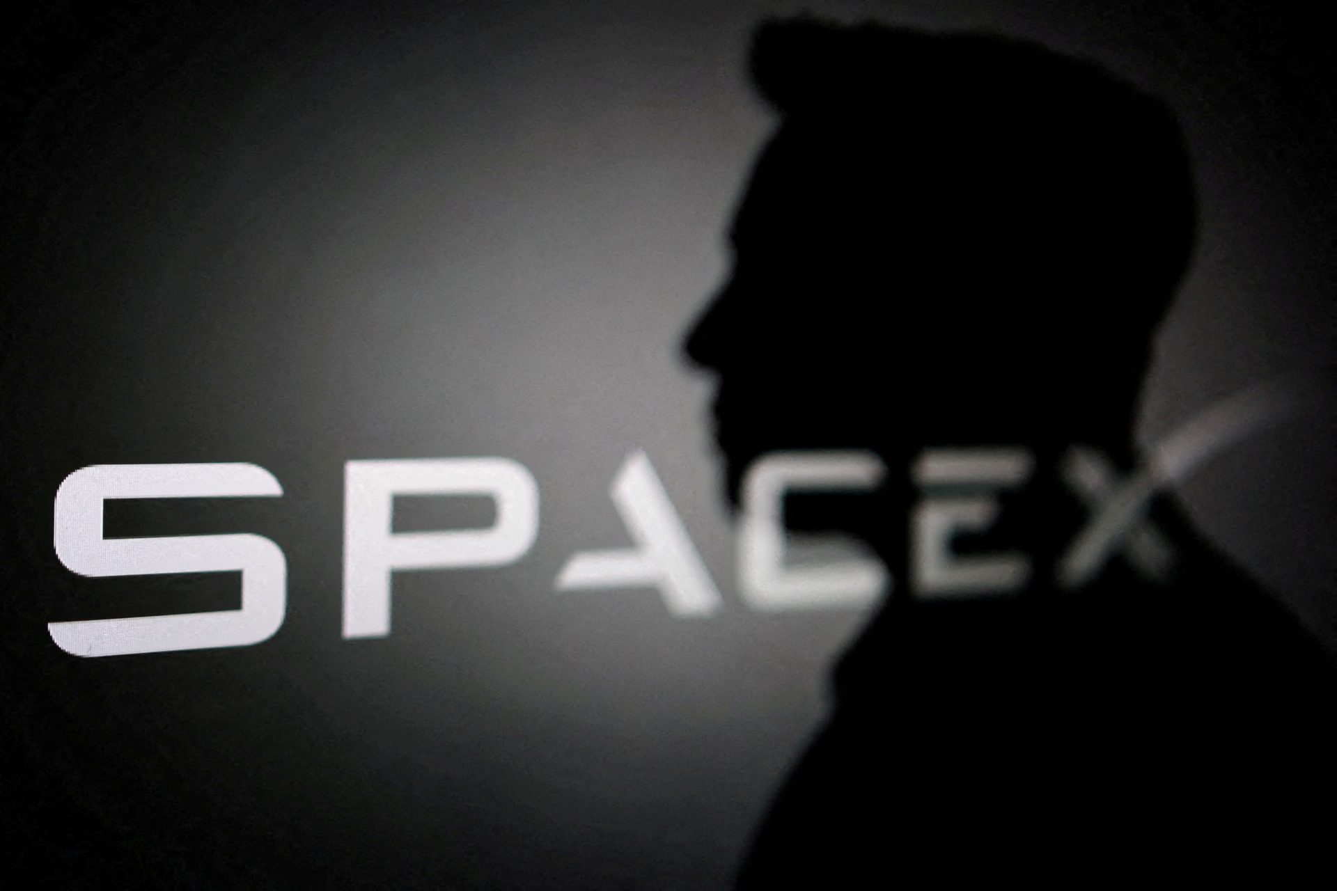 Силуета Илона Маска и лого компаније SpaceX виде се на илустрацији креираној 11. јуна 2026.