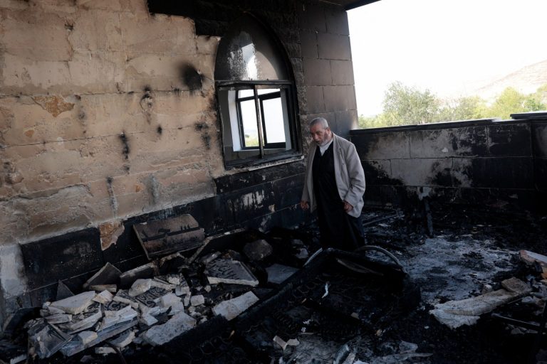 Јеврејски насељеници палили џамије и аутомобиле на Западној обали