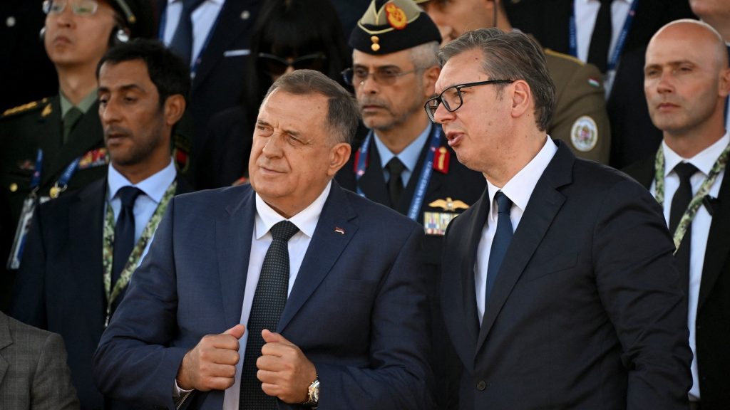 Александар Вучић (десно) и Милорад Додик (лево) током одржавања војне параде у Београду.