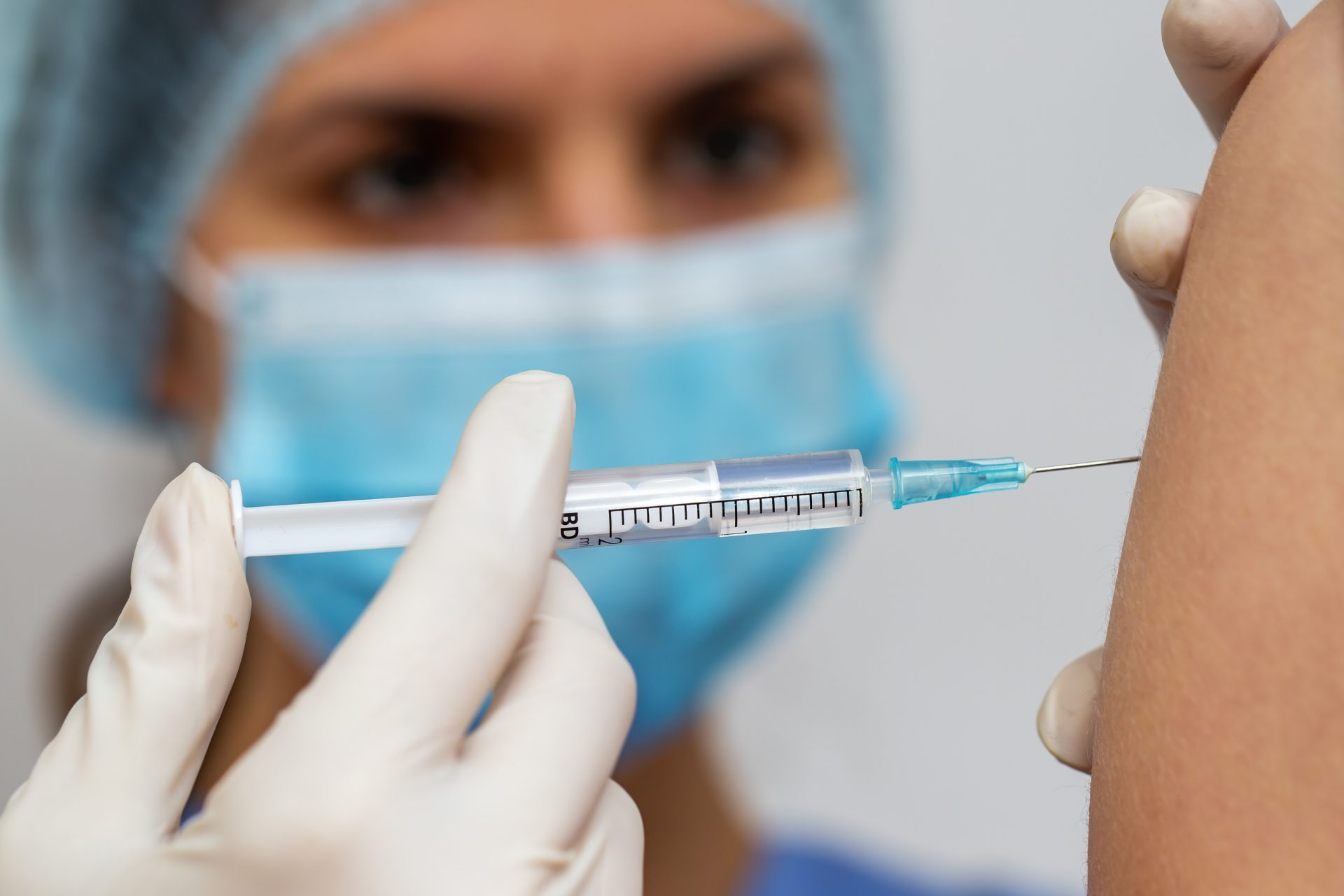 Вакцинација: Докторка са маском за лице даје инјекцију против вируса