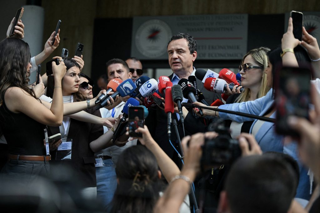 Аљбин Курти се обраћа медијима пошто је гласао на изборима на Косову и Метохији 7. јуна 2026.