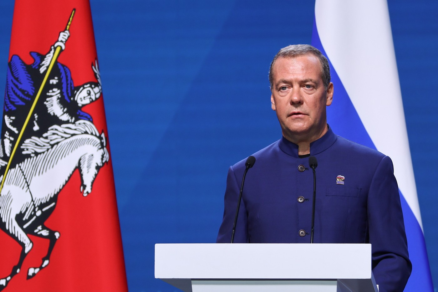 Дмитриј Медведев држи говор у Светском трговинском центру у Санкт Петербургу