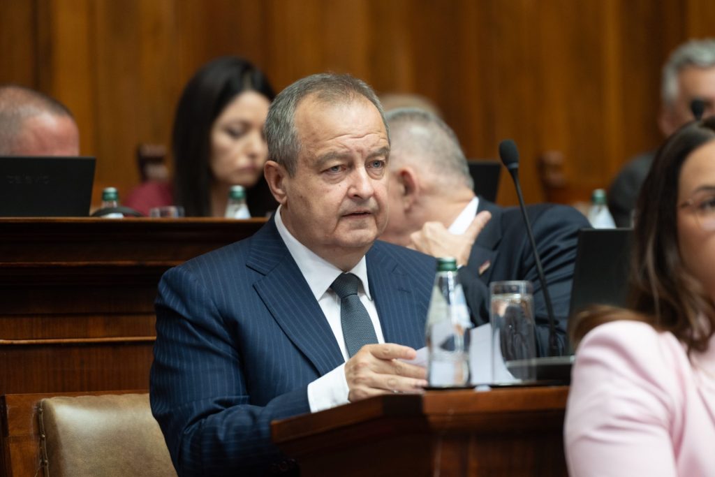 Ивица Дачић седи током седнице Народне скупштине Републике Србије
