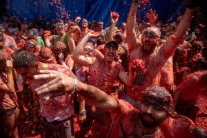 Учесници фестивала Ла Томатина се гађају парадајзом у Буњолу, у Шпанији