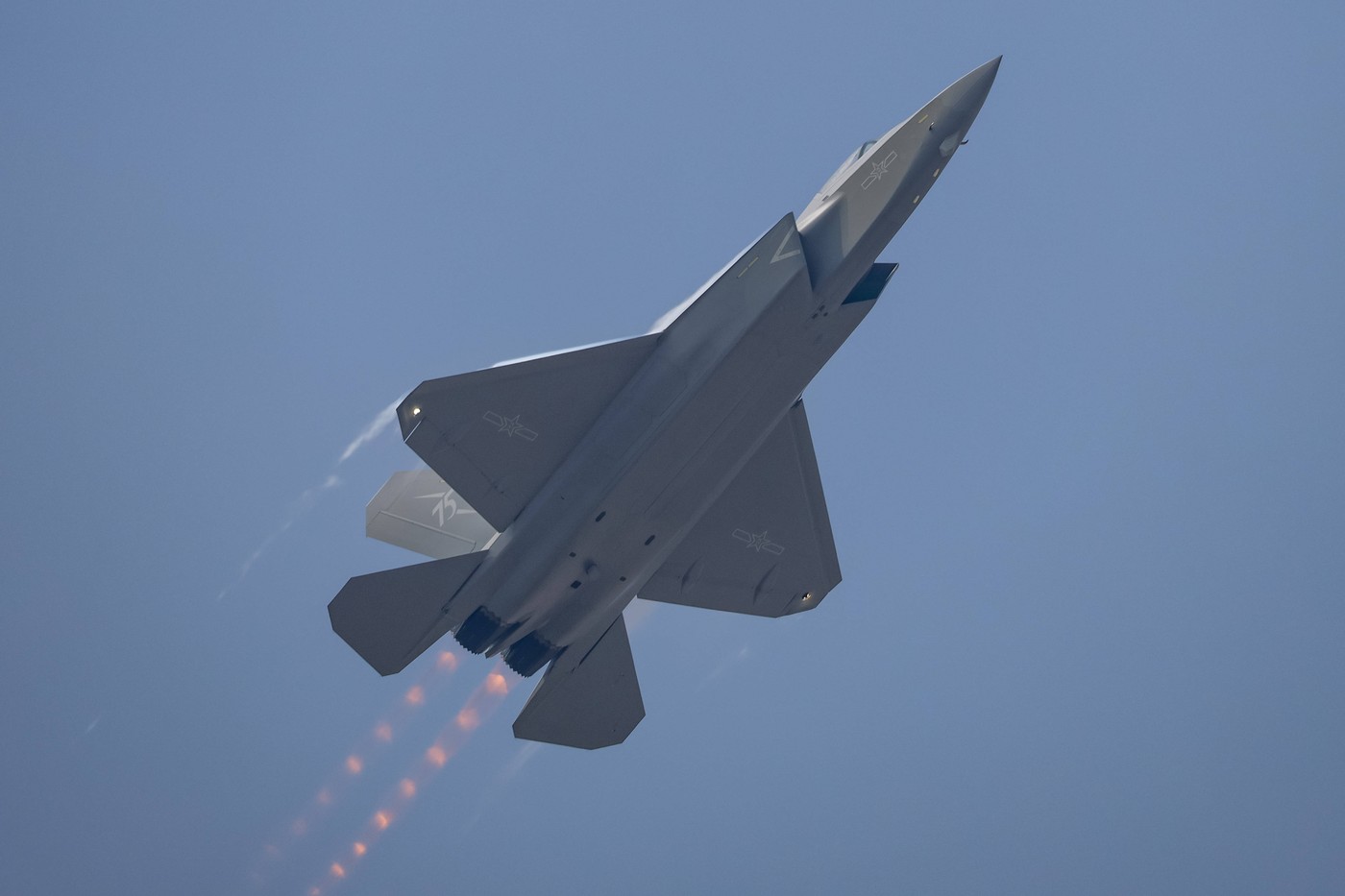 Кинески ловац Ј-35 добио нови огледало стелт премаз