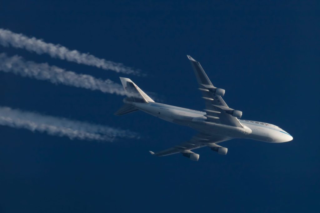 Кондензациони трагови остају иза теретног авиона Boeing 747-400F