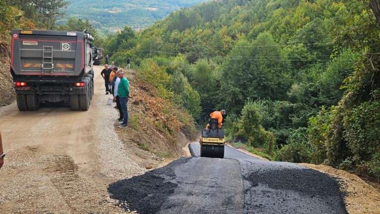 Пријепоље: После посете Вучића, асфалт стигао и у село Слатина