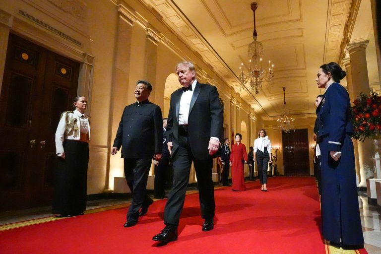 Трамп уручио поклон Сију: Надамо се да ће пронаћи лепо место у Пекингу