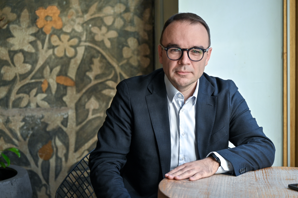 Александар Врањеш, амбасадор Босне и Херцеговине у Србији, позира пред интервју за Српски недељник Компас