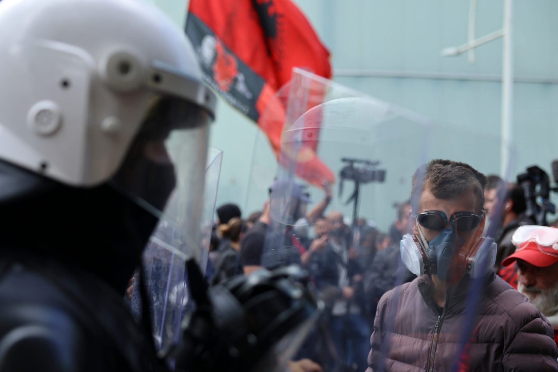 У центру Тиране избили сукоби између демонстраната и полиције